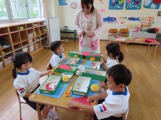 製作をしている子どもたちの写真