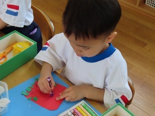 製作をしている子どもたちの写真
