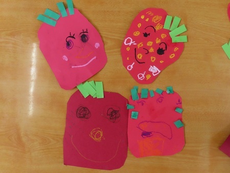 子どもたちが製作したいちごの写真