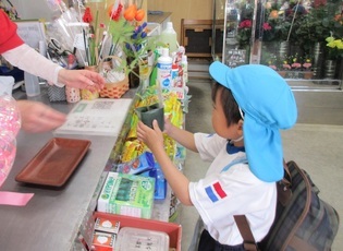 苗を買っている子どもたちの写真