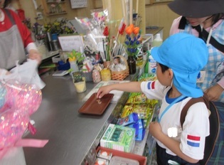 苗を買っている子どもたちの写真