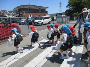幼稚園に帰っている子どもたちの写真