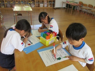 手紙を描いている子どもたちの写真