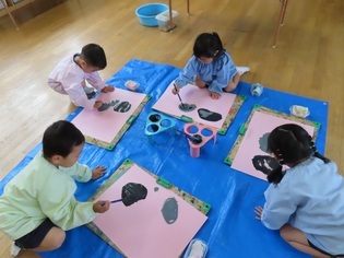 ダンゴムシの絵を描いている子どもたちの写真