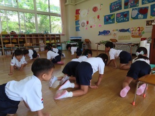 ダンゴムシになって遊んでいる子どもたちの写真