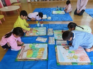 玉ねぎの絵を描いている子どもたちの写真
