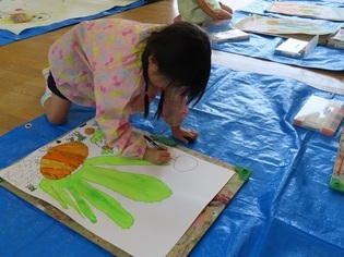 玉ねぎの絵を描いている子どもたちの写真