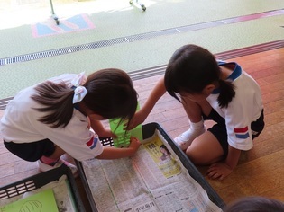 玉ねぎを分けている子どもたちの写真