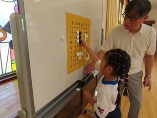 囲碁で遊んでいる子どもたちの写真