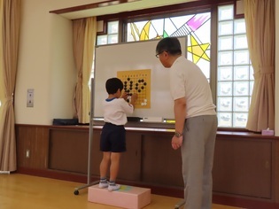 囲碁で遊んでいる子どもたちの写真