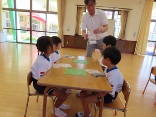 囲碁で遊んでいる子どもたちの写真