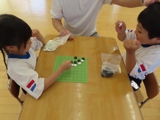囲碁で遊んでいる子どもたちの写真