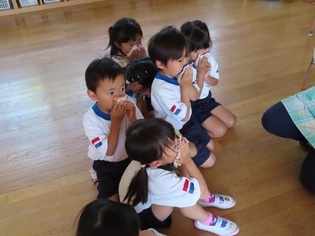 避難訓練をしている子どもたちの写真