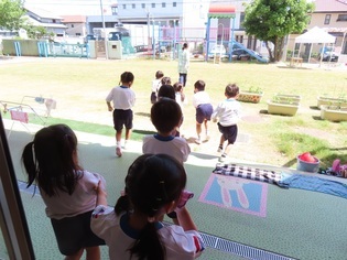 避難訓練に参加している子どもたちの写真