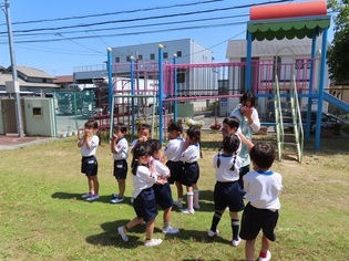 避難訓練に参加している子どもたちの写真