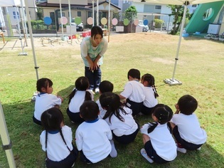 避難訓練に参加している子どもたちの写真