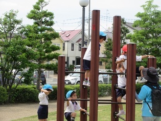 遠足に出かけている子どもたちの写真