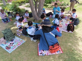 春の遠足に出かけている子どもたちの写真