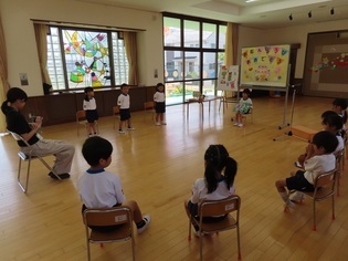 誕生会に参加している子どもたちの写真