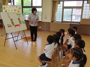 誕生会に参加している子どもたちの写真