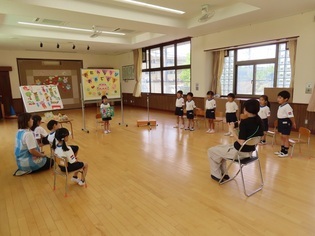誕生会に参加している子どもたちの写真