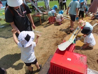 オープンスクールで遊んでいる子どもたちの写真
