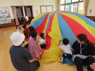 オープンスクールで遊んでいる子どもたちの写真