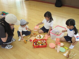 おままごとをしている子どもたちの写真