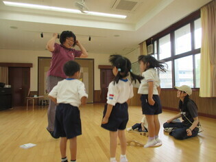 絵本を見てジャンプしている子どもたちの写真