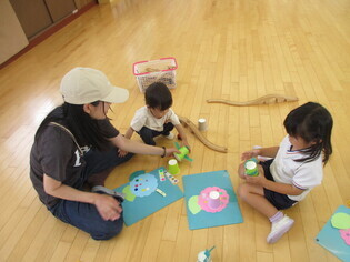 製作をしている子どもたちの写真