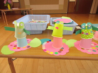 子どもたちが製作したカエルの写真