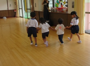 ピアノに合わせて歩いている子どもたちの写真