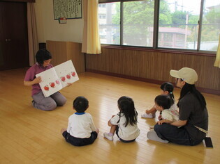 絵本を見ている子どもたちの写真