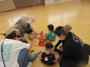 おもちゃで遊んでいる子どもたちの写真