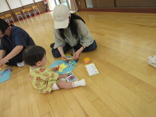七夕飾りを作っている子どもたちの写真
