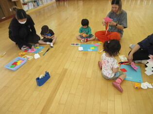 七夕飾りを作っている子どもたちの写真