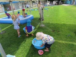 水遊びをしているくまさんクラブの子どもたちの写真