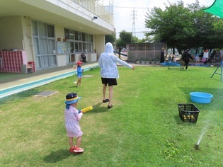 水遊びをしているくまさんクラブの子どもたちの写真