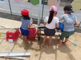 小学生と遊んでいる子どもたちの写真
