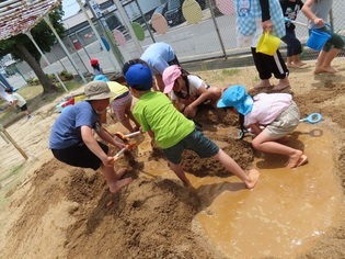 小学生と遊んでいる子どもたちの写真