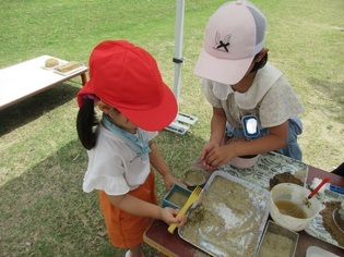 小学生と遊んでいる子どもたちの写真