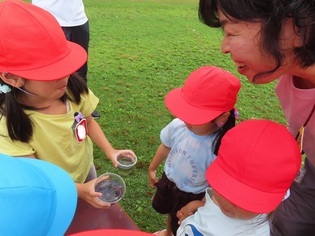 小学生と遊んでいる子どもたちの写真