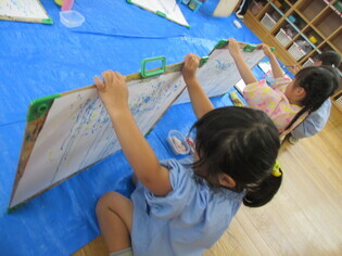 雨の絵を描いている子どもたちの写真