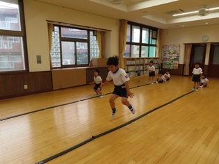 リズムジャンプをしている子どもたちの写真