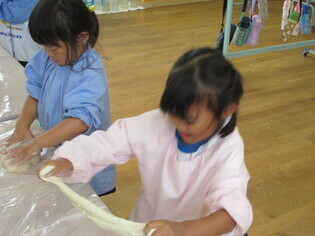 小麦粉粘土で遊んでいる子どもたちの写真