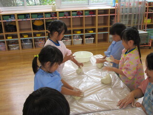 小麦粉粘土で遊んでいる子どもたちの写真