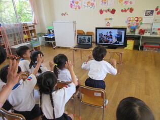 テレビ電話で話している子どもたちの写真