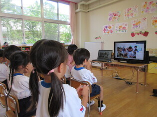 テレビ電話でお話している子どもたちの写真