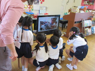 テレビ電話で話している子どもたちの写真