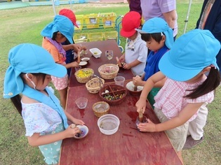 色水を作っている子どもたちの写真
